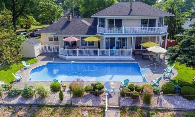 Point Pleasant Maison | 5-Bdrm Home w/ Large Pool near beaches on canal