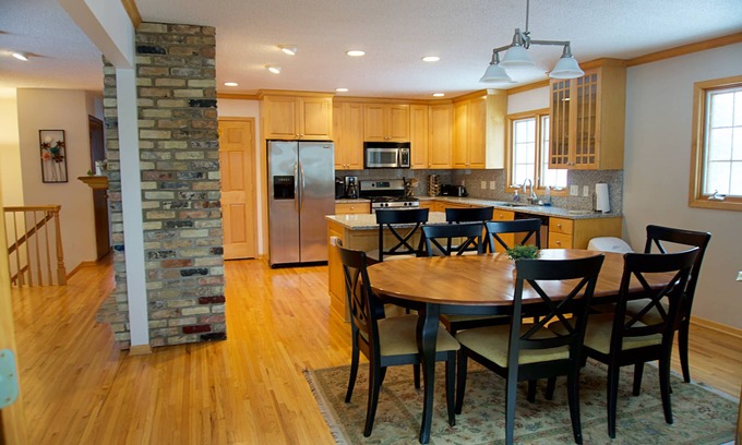 Fridley Maison | 5 bdrm house w/HOT TUB across from Moore Lake Park