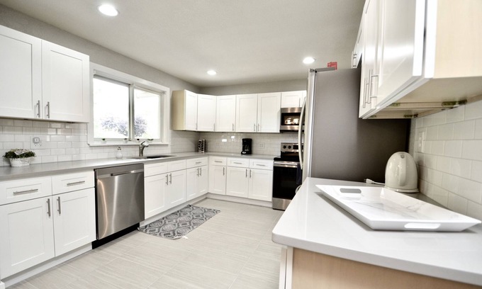 Columbine Valley Maison | 5-Bdrm-Remodeled-Modern-New-Appliances-Furniture