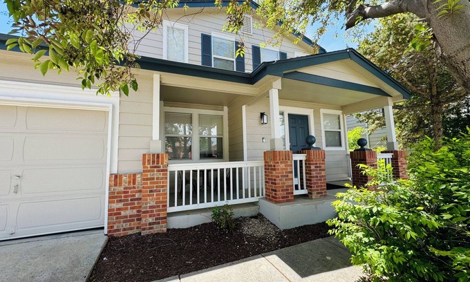 North Central Westminster Maison | 5 bdrms; King Beds, 2 kitchens; Dine/Shop/Scenic Trail; Easy Access to Downtown!