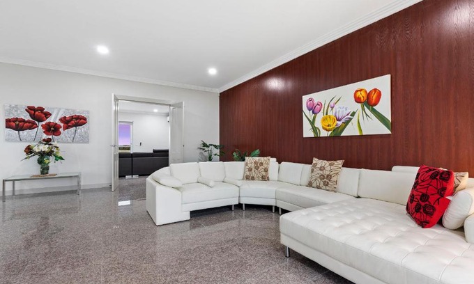 Bulla Villa | 5 Bdrms Loemans Lodge - Close to Calder Park, Melb Airport