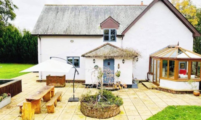 Kingston St Mary Maison | 5-Bed Home - Sleeps 12, Pool, Garden & Play Area