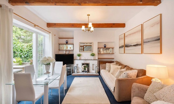 Oakleigh Maison | 5-Bed Home with Private Parking behind gated and only 25 Mins To Central London