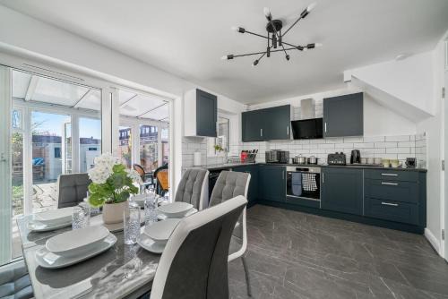 Havering Maison | 5 Bed House - Sleeps 11 - Garden