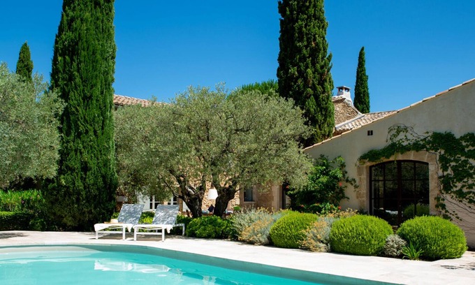 Maubec Maison | 5-bed Mas with pool in Maubec with pool, air-con and views to the Luberon hills
