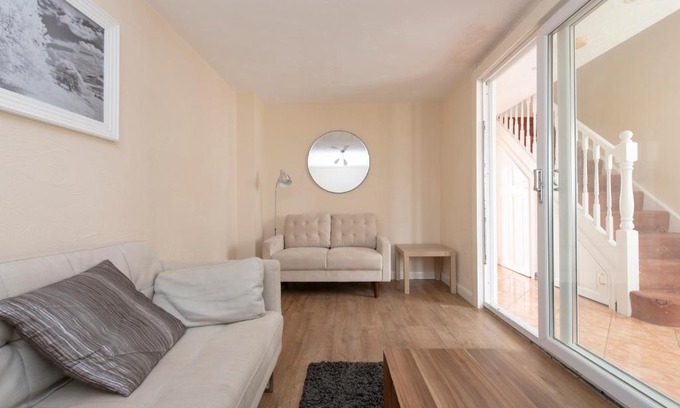 Thamesmead East Appartement | 5 Bed Town House with 8 beds and sleeps 10