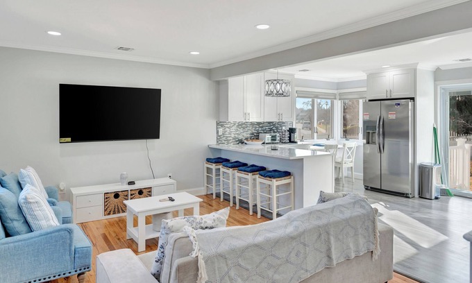 Uniondale Maison | 5-Bedroom, 3-Bath Retreat Sleeps 10 Free Parking & Modern Upgrades