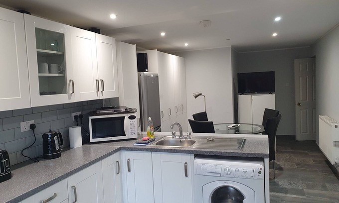 Swindon Maison | 5 bedroom all ensuite house
