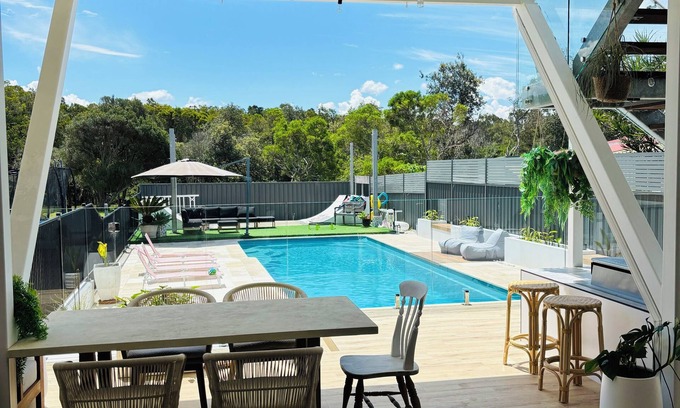 Swansea Heads Maison | 5 bedroom Beach house - 13m pool & Lake at back door - sleeps 13