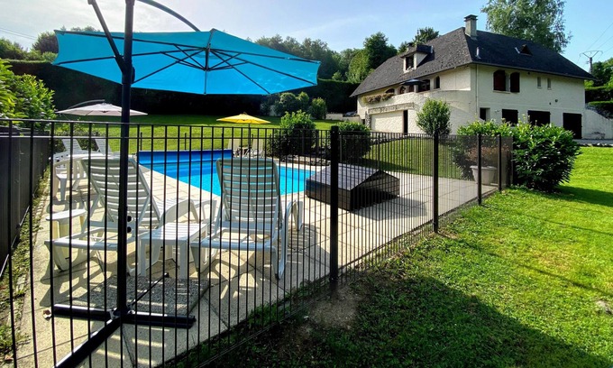 Pouzac Chalet De Ski | Chalet 5 chambres à louer avec piscine privée et court de tennis dans les Pyrénées