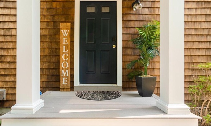 Quogue Maison | 5 bedroom, close to beach, HUGE backyard, kids friendly family home IDEAL for short or long term rental