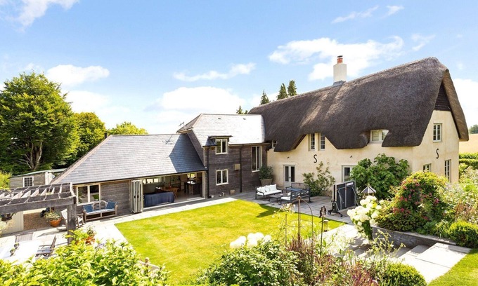 Weyhill Maison | 5 bedroom country house surrounded by rolling countryside with outstanding views