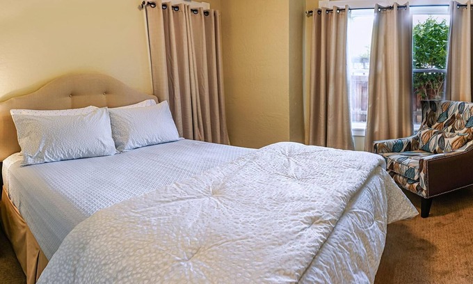 Historic Downtown District Appartement | 5 bedroom historic home with brand new furnishings, and is perfect for up to 14 guests.