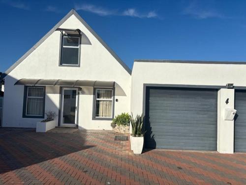 Langebaan Maison | 5 bedroom home in Langebaan, located close to Club Mykonos and Laguna Mall