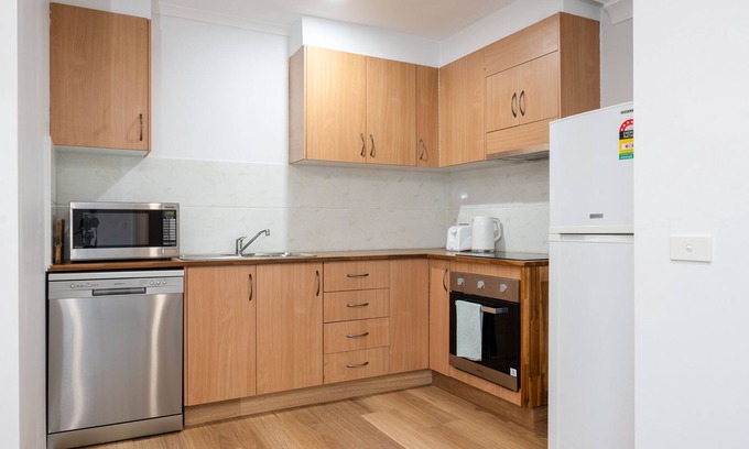 Revesby Maison | 5 Bedroom Home in Revesby-Sleeps 12