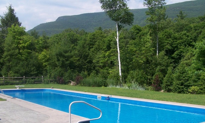 Saugerties Maison | Maison de 5 chambres, views10 de Mountain Acres, 65 'piscine, pool house séparée
