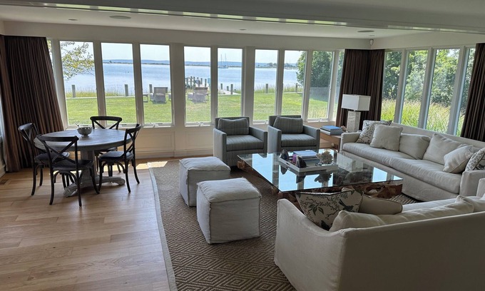 Suffolk County Maison | 5-bedroom home on water with dock, office, bunk room in lovely Shelter Island!