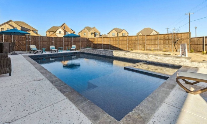 Elmo Maison | Charming + Spacious 5 Bedroom in Rockwall