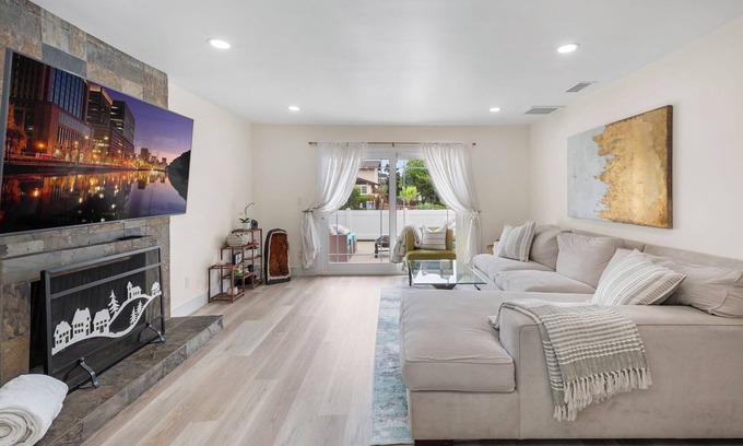 University City Maison | 5 bedroom house in marvelous San Diego with AC, WiFi. Enjoy your stay