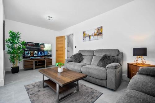 Olton Maison | 5 bedroom house Solihull 10 mins drive from BHX & NEC Private off road parking