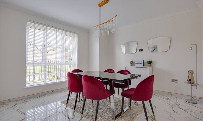Stanmore Maison | 5 Bedroom House with Free Parking. Only 30 mins to Bond Street Station.