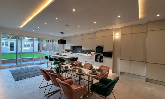 Finchley Church End Autre | 5 bedroom luxury house with private garden