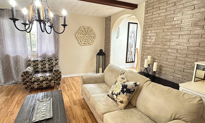 Waterloo Maison | 5 bedroom spacious house in a sought after neighborhood