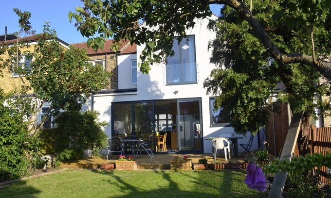 Redbridge Maison | 5 bedroom sunlit family house with garden