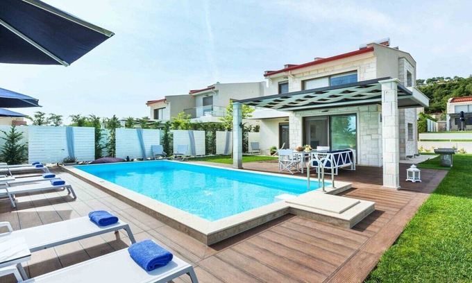 Pefkochori Villa | Luxurious 5 Bedroom Villa Private Pool, Near Beach