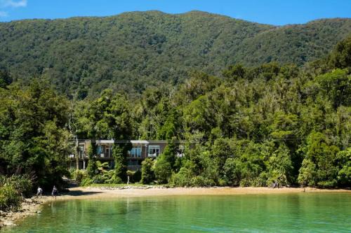 Furneaux Maison | 5-bedroom waterfront home