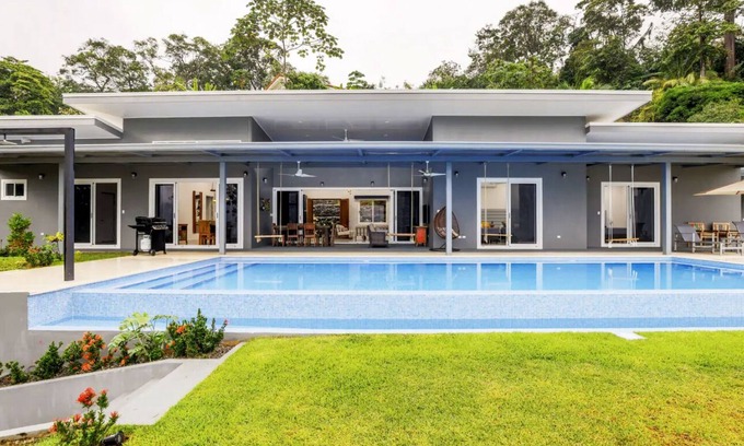 Ballena Villa | 5 BDRS/ 3 King beds, large pool & whale tail ocean view!