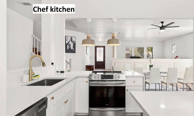 North San Antonio - SAT Maison | 5 Bedrooms with Chefs Kitchen 2 Masters Room and Game Lounge