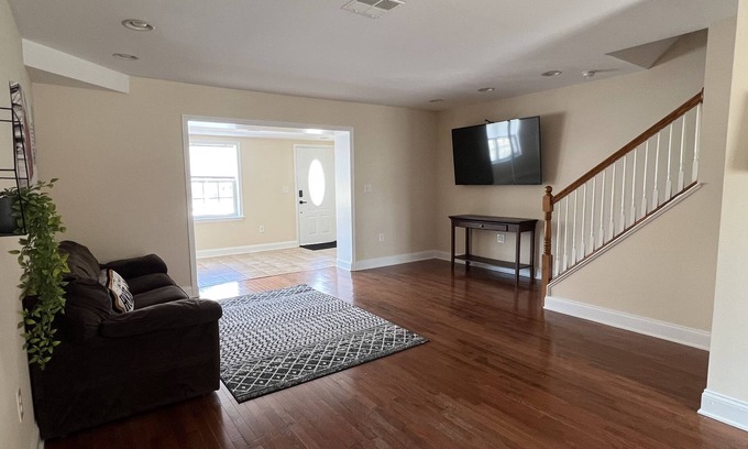 South Philadelphia Maison | 5 blocks walk to Stadiums! Extra wide South Philly Rowhome with Balcony+Parking!
