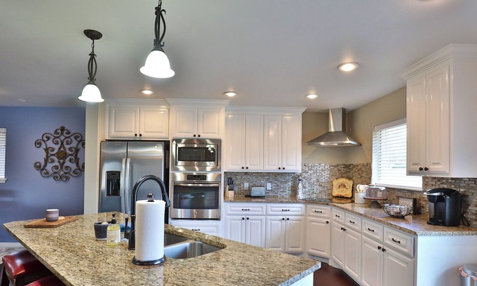 Abilene Maison | 5 BR Home all King Beds near ACU/HSU/Downtown