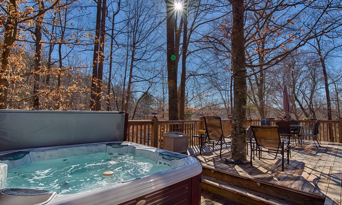 Rutherfordton Cabine | 5 BR Log Home sur 18 acres | 5 min TIEC | Jacuzzi