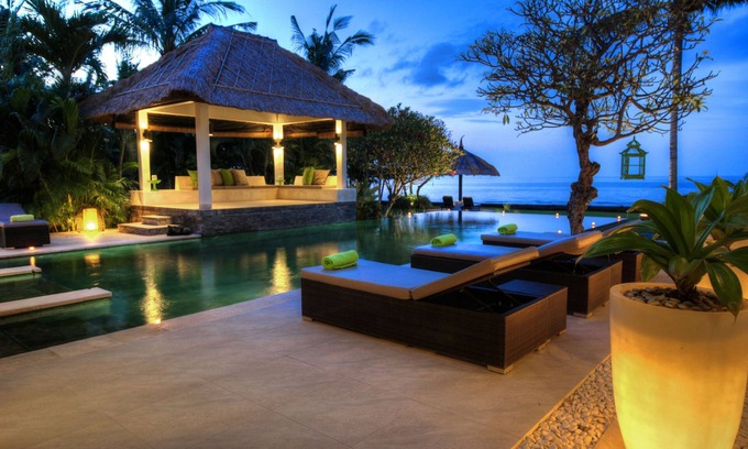Dencarik Villa | 5 BR Luxurious Beachfront Villa - Grande piscine et personnel - Lovina Beach