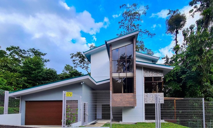La Fortuna Maison | 5 BR Rainforest Retreat 5 Minutes from Town!