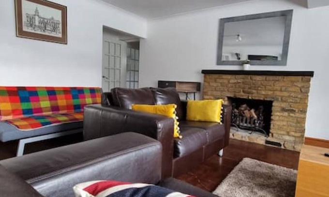 Waltham Cross Maison | 5 double beds in a detached house in Cheshunt with free parking.