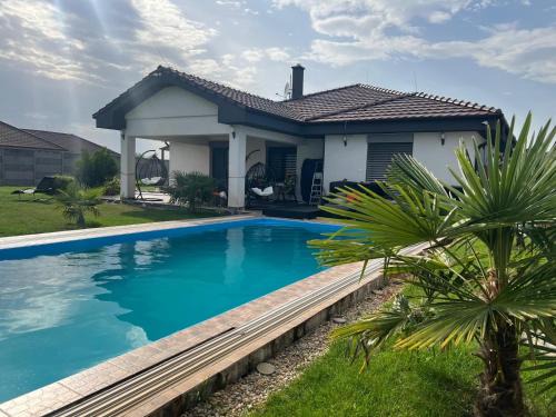 Topolniky Maison | 5 izbový samostatný stojaci rodinný dom s podkrovím a veľkou záhradou so sezónnym bazénom, celoročnou saunou a vírivkou-momentálne pokazena- od augusta bude nová na dovolenku a oddych