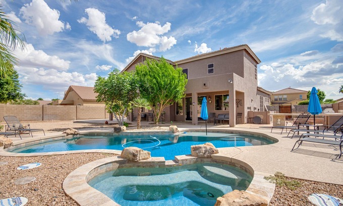 Augusta Ranch Maison | 5 King beds! Large home, sleeps 18 in beds! Outdoor pool and firepit!
