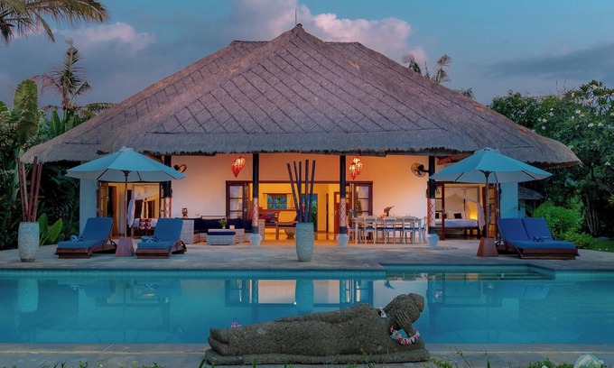 Dencarik Villa | 5 * Lovina Beachfront villa avec piscine Free Dolphin Tour