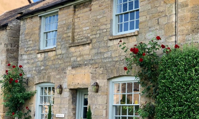 Willersey Maison | 5* LUXURY Spacious Cottage, Garden. Pubs, Duck Pond. 5 Beds,3 Baths. Nr Broadway