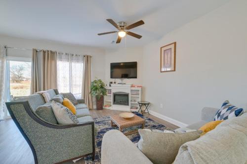 Harrisburg Maison | 5 Mi to Charlotte Motor Speedway Cozy Townhome