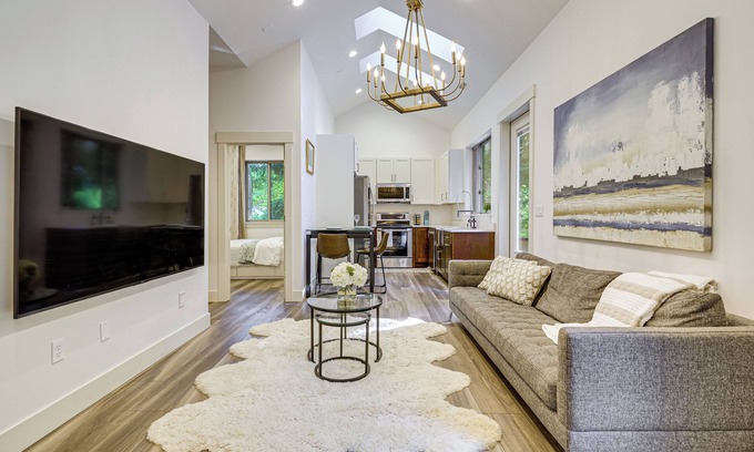 Redmond Maison | 5 Mi to Chateau Ste Michelle: Creekside Escape!