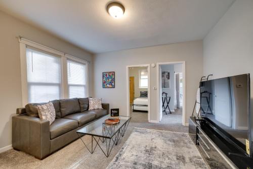 South Hills Appartement | 5 Mi to Dtwn Pittsburgh Apt with Balcony