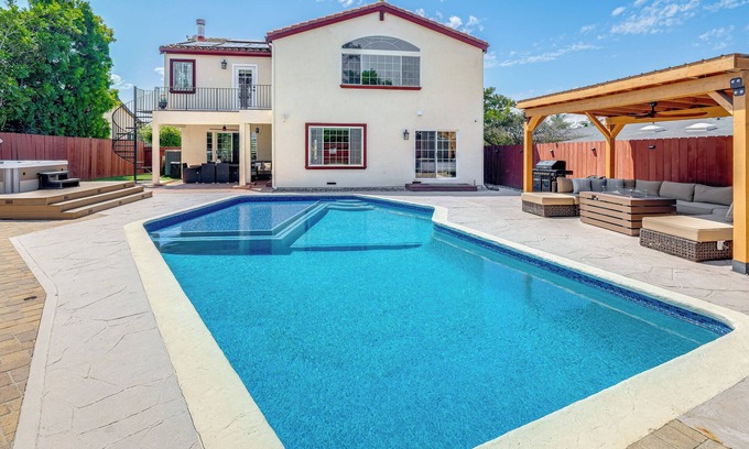 Bay Ho Maison | 5 Mi to La Jolla Cove: Spacious Retreat w/ Hot Tub
