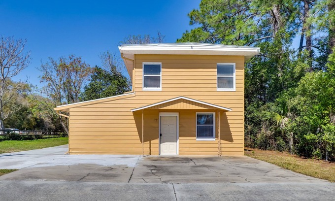 Fruitland Park Appartement | 5 Mi to Lake Sumter Landing: Bright Home w/ Patio