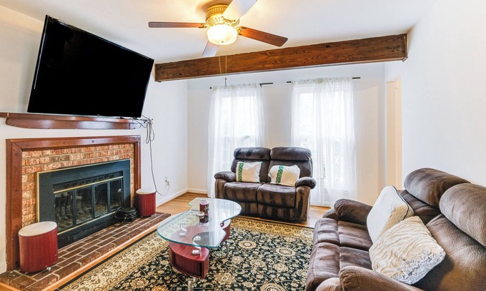 Lake Ridge Maison | 5 Mi to Potomac Mills: Cozy Family Home w/ Deck!