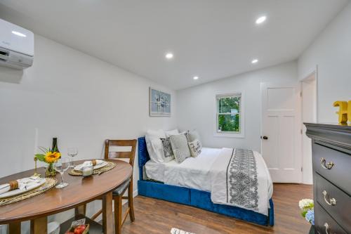 Danvers Appartement | 5 Mi to Salem Furnished Patio at Danvers Studio!