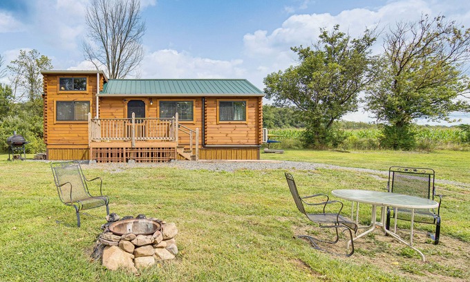 Selinsgrove Cabine | 5 Mi to Susquehanna Boating! Secluded Log Cabin